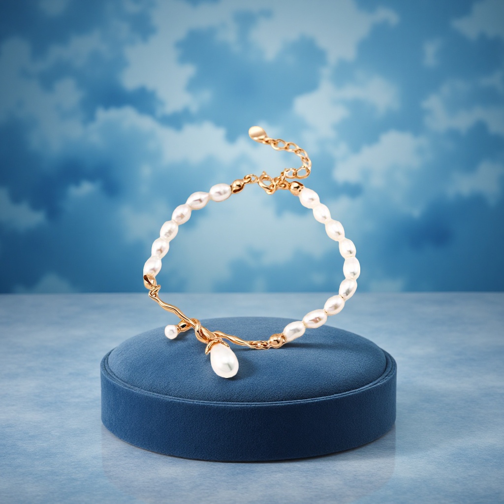 This evening's 925 sterling silver white pearl bracelet is a fashionable pearl accessory with a simple and elegant design sense. 170244587 Application Scenario