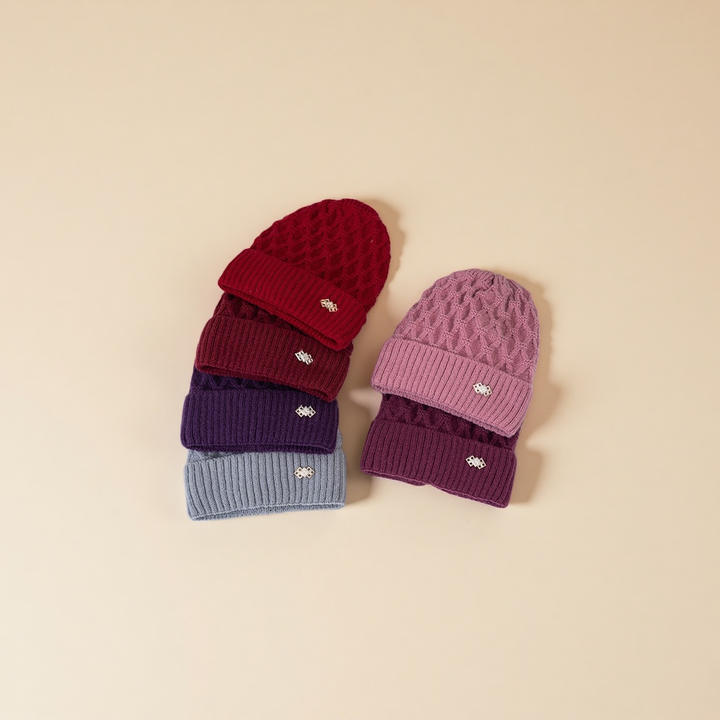 A fleece knitted cap for middle-aged and elderly people to keep warm in autumn and winter, a women's pullover cap and a fleece winter cap