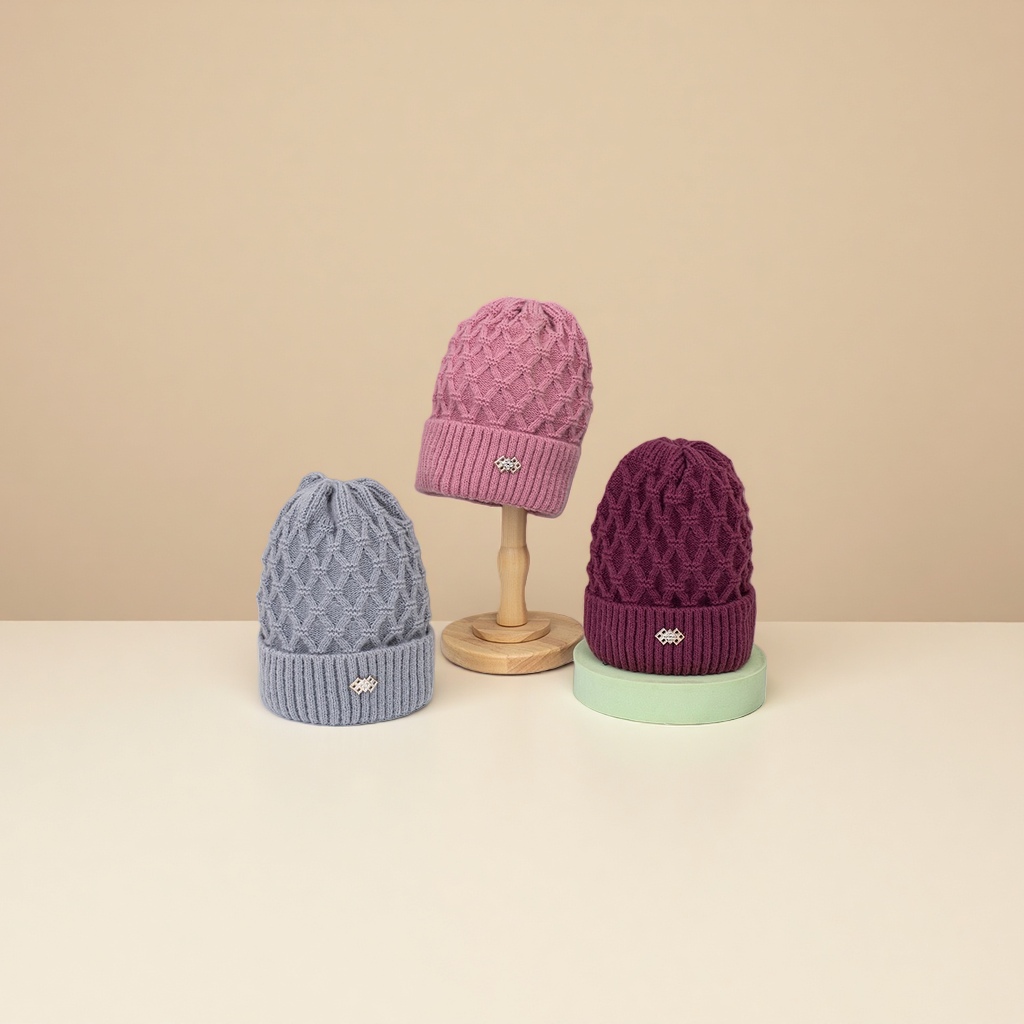 A fleece knitted cap for middle-aged and elderly people to keep warm in autumn and winter, a women's pullover cap and a fleece winter cap details Picture