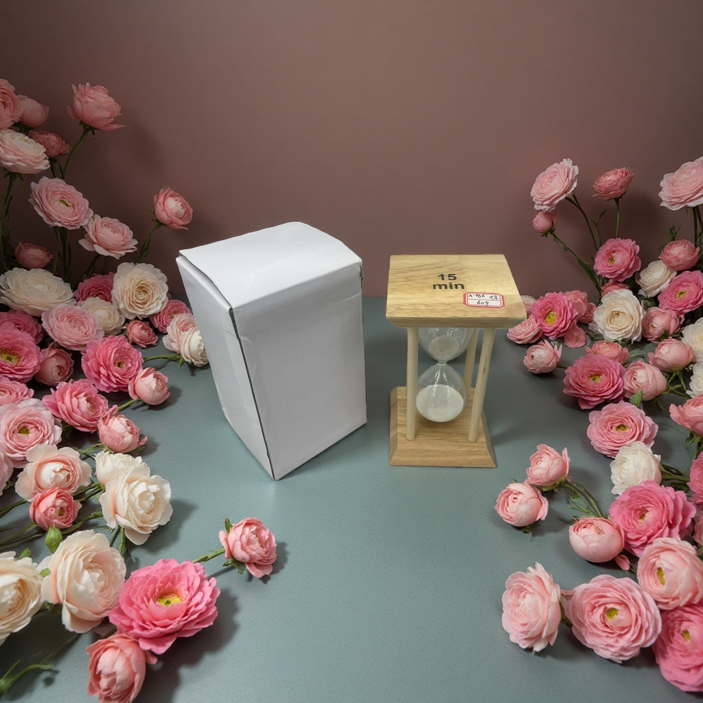 A retro solid wood timing hourglass, a nostalgic childhood decoration Specification image