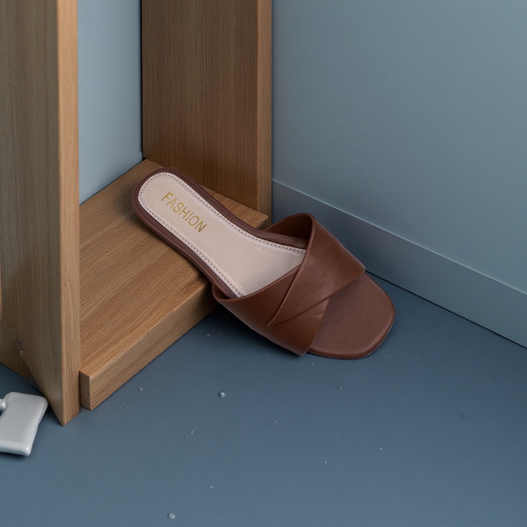 Women's summer fashion versatile slippers, brown flip-flops Application Scenario