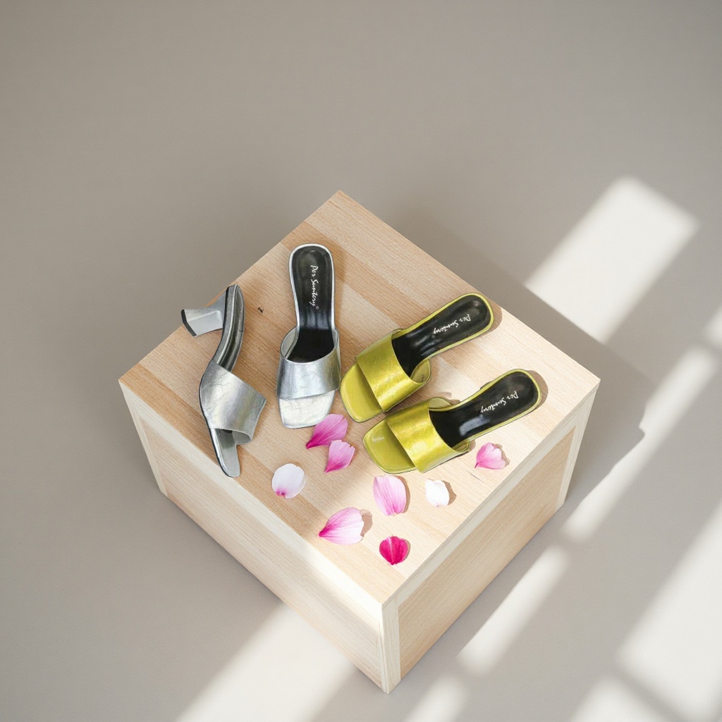 女式凉鞋实物图