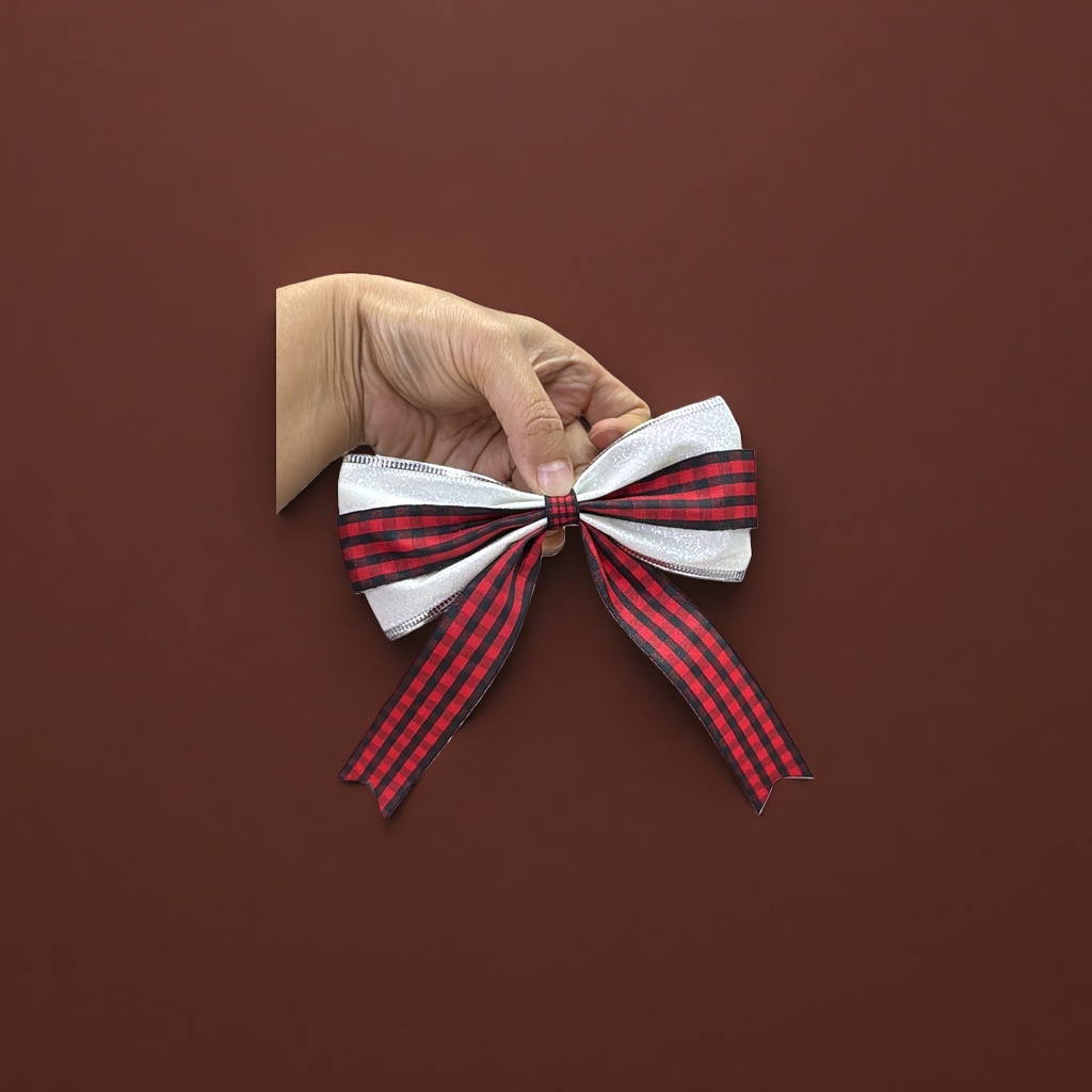 A cute bow hair band for a young girl, a pink hair accessory to tie her hair, and a fresh and innocent girl's hair tie Application Scenario