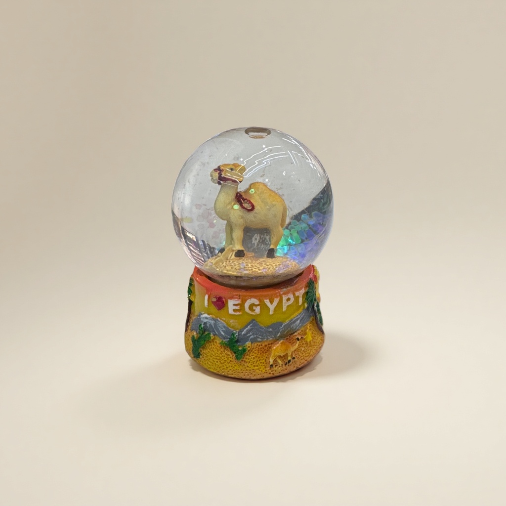 Resin crystal ball ornaments, living room table decorations, tourist souvenirs, resin handicrafts Application Scenario