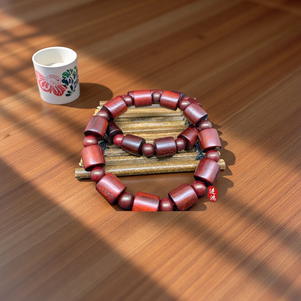 Blood sandalwood bucket bead bracelet, a natural wooden bracelet, is a slimming and health-preserving accessory for both men and women