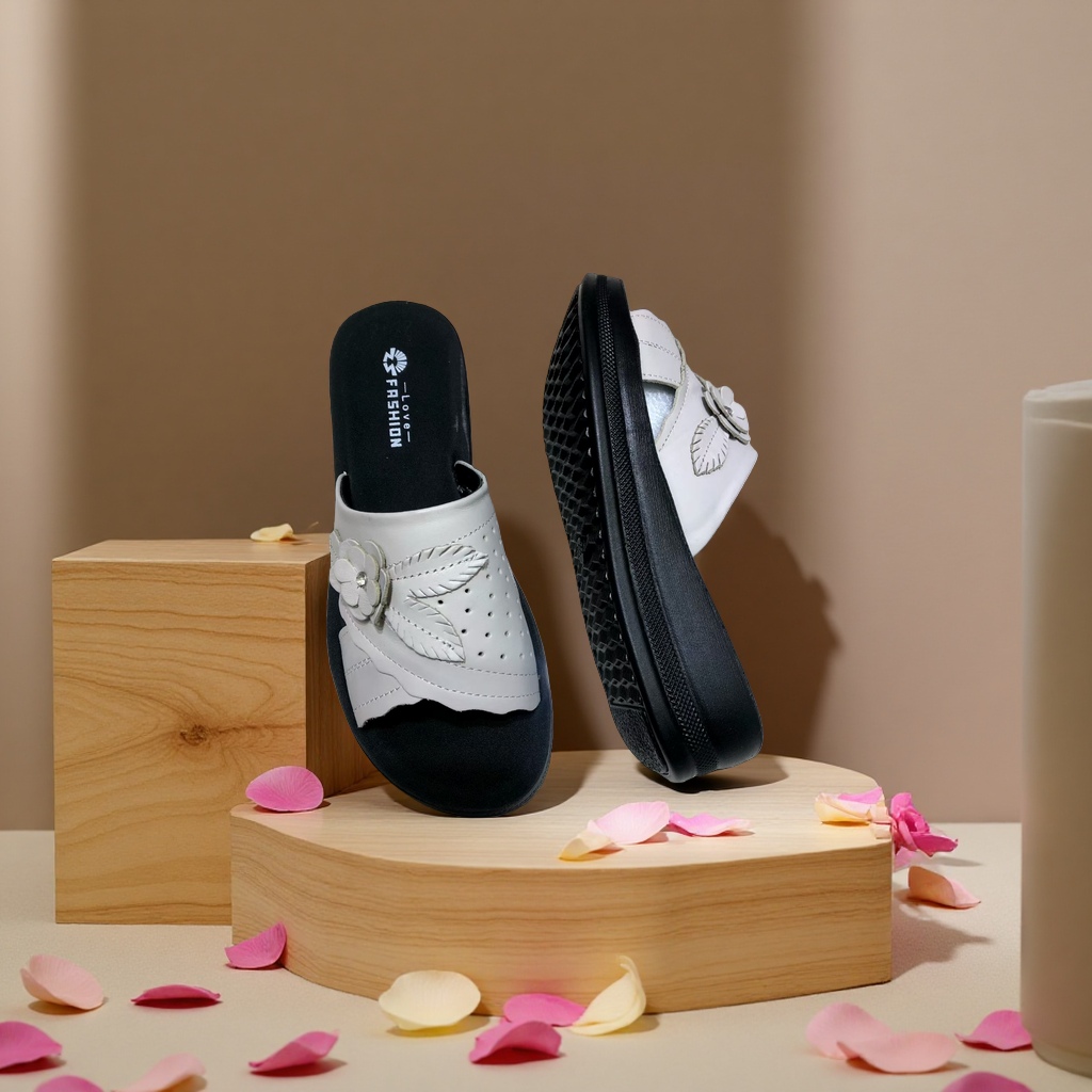Women's leather home slippers are anti-slip, comfortable and breathable with white leaves Application Scenario