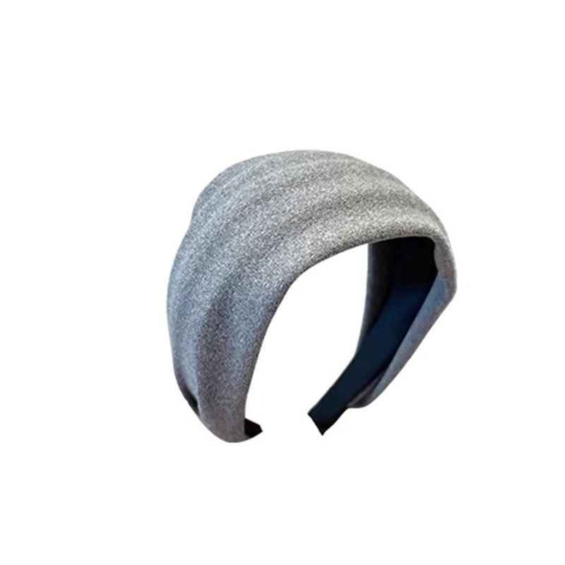 This autumn and winter style features a simple and trendy hairband with a retro and high-end feel. It has a wide edge, an outer ring, a space cotton face wash and head accessory, and a fashionable hair band Item Picture
