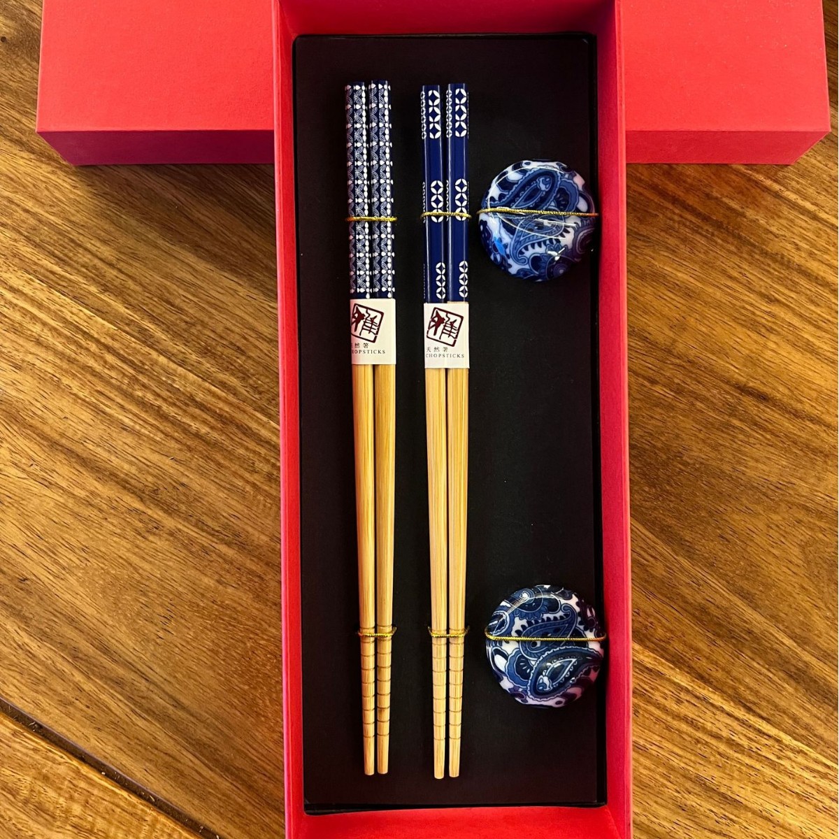 New two-pair ceramic chopstick holder gift box set wholesale gift, daily-use tableware for restaurants and household use Application Scenario
