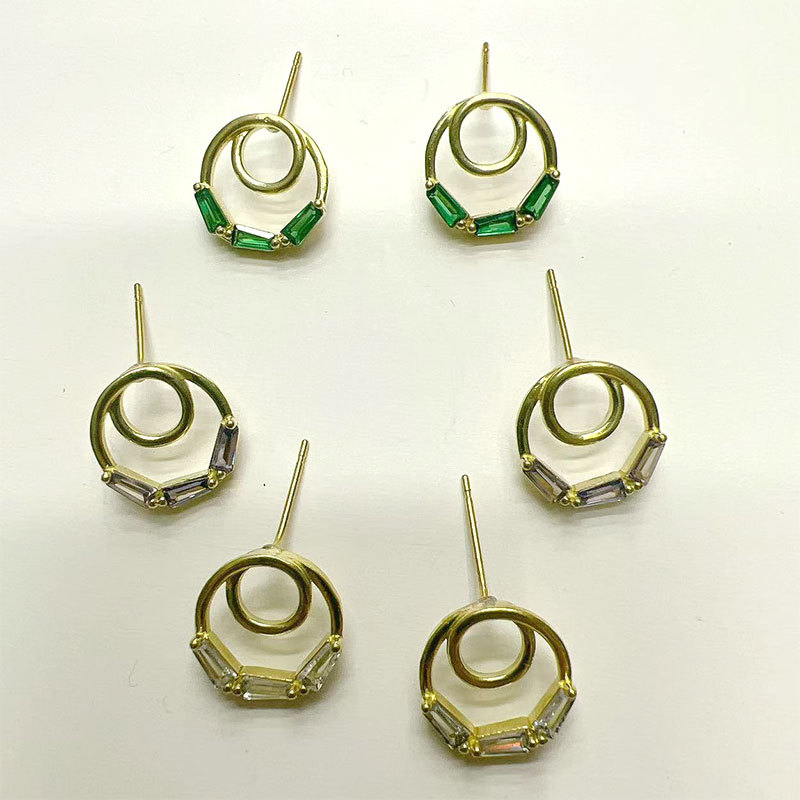 The new double-circle micro-inlaid zirconium stud earrings for women from Dongdaemun, South Korea, are simple and fashionable copper earrings Application Scenario