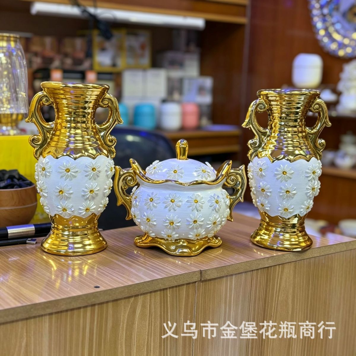 Pure white relief small Daisy ceramic vase set, gilded double-ear home entrance soft decoration handicraft Application Scenario