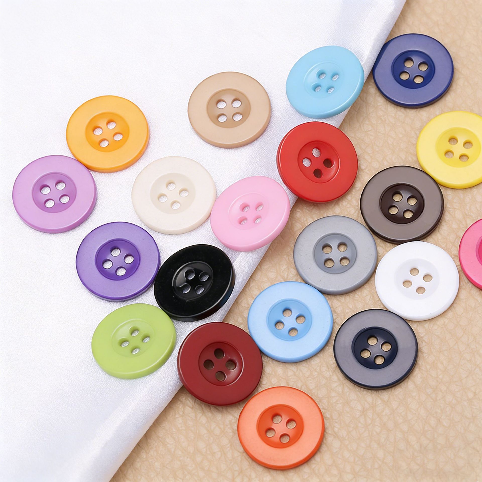 Fabricante de suministro directo de cuatro ojos color borde fino botón de resina camisa de niño hebillas redondas cosidas a mano borde fino botones de accesorios textiles Specification image