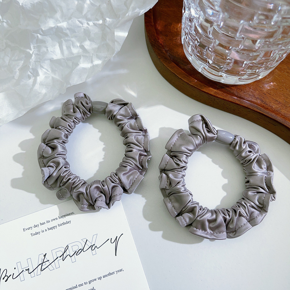 Korean-style high-elasticity pleated small intestine hair band for women, simple and elegant, soft and non-damaging to hair, hair tie and hair accessory Application Scenario