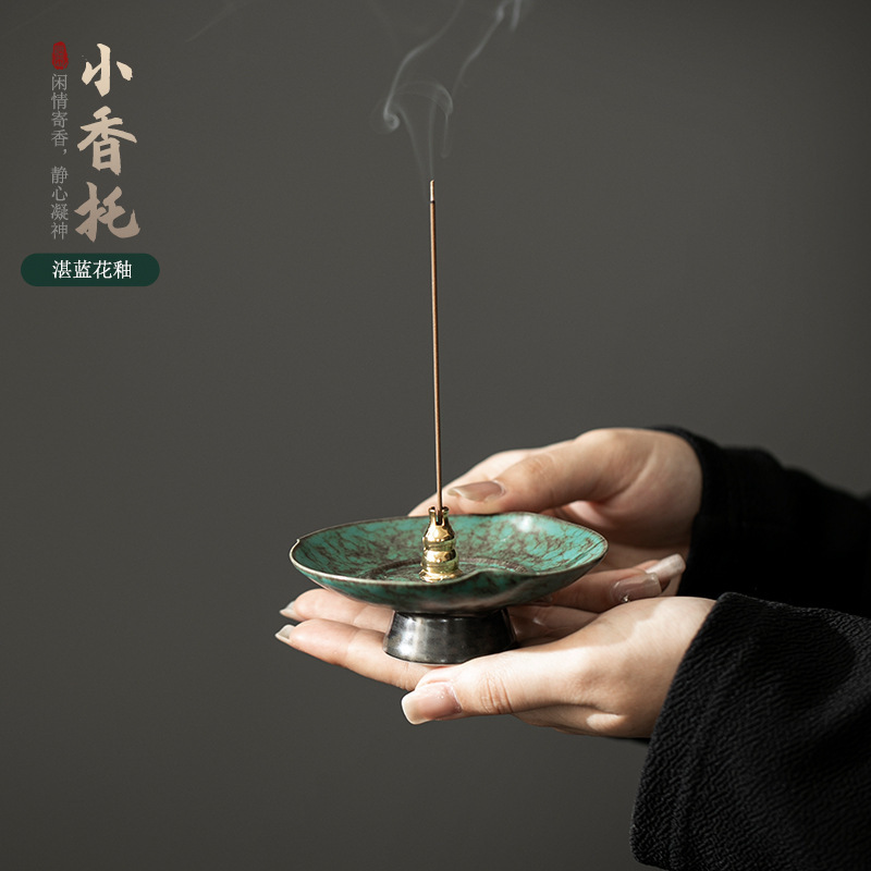 Chinese ceramic incense holder, incense tray, incense burner, incense burner, household indoor incense stand, handicrafts, gifts, religious items, sandalwood incense burner Application Scenario