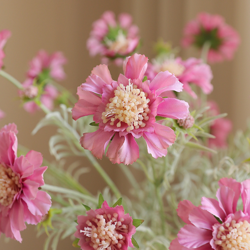High-quality simulated flocking wheels, chrysanthemums, chrysanthemums for home and hotel dining tables, floral art decorations, silk flowers, simulated flowers, gift boxes, office and cultural garden ornaments Application Scenario
