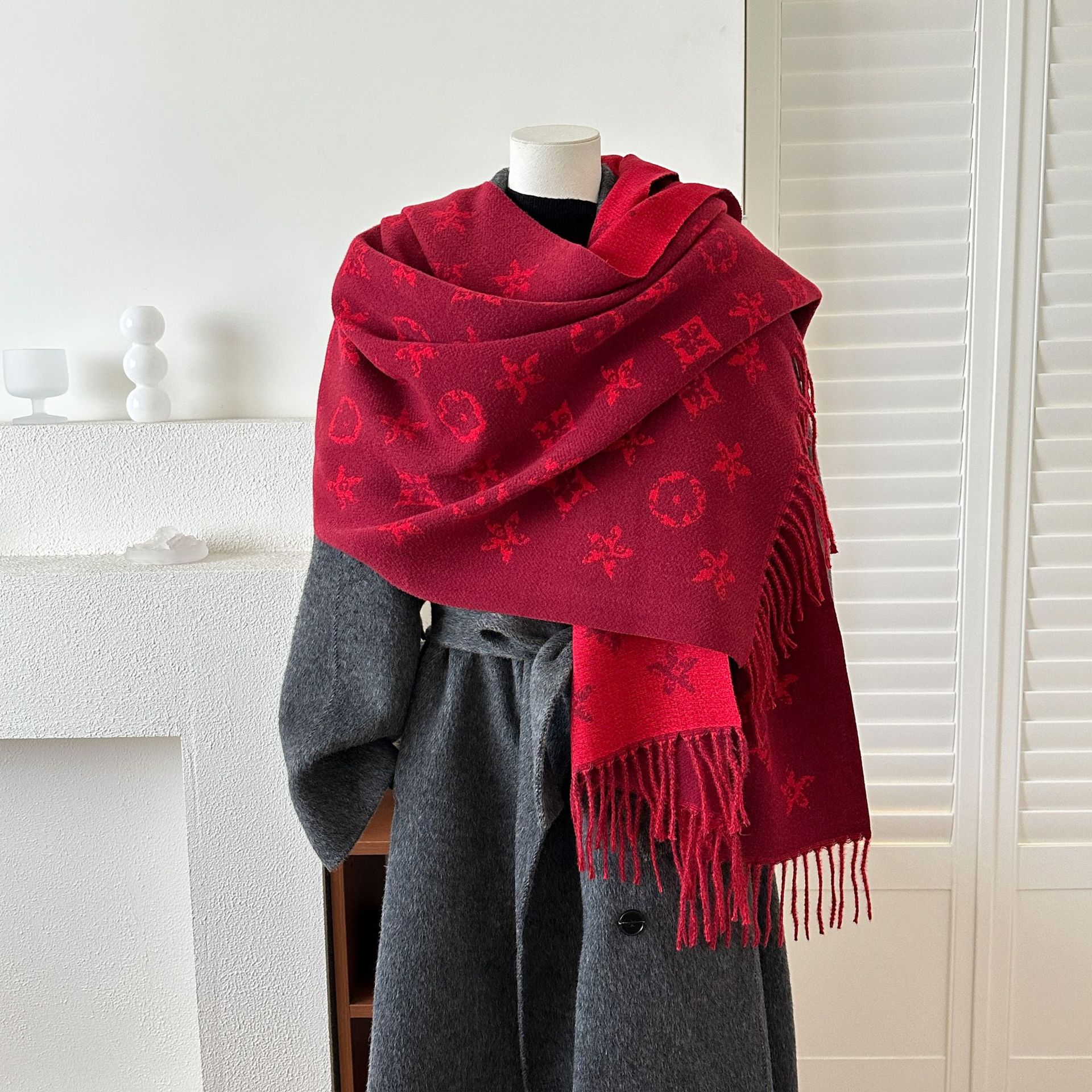 The 2025 new British style high-end double-sided jacquard long scarf for women's winter thickened and warm tassel shawl is a dual-purpose clothing accessory Application Scenario