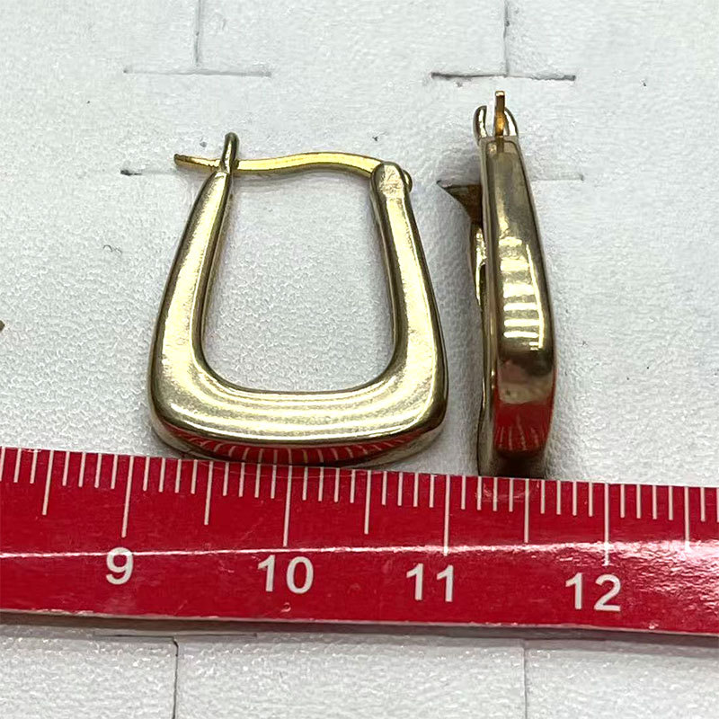 Fashionable and individual geometric glossy earrings, simple and elegant for women's daily life, versatile ear buckles, 2025 trendy earrings Application Scenario