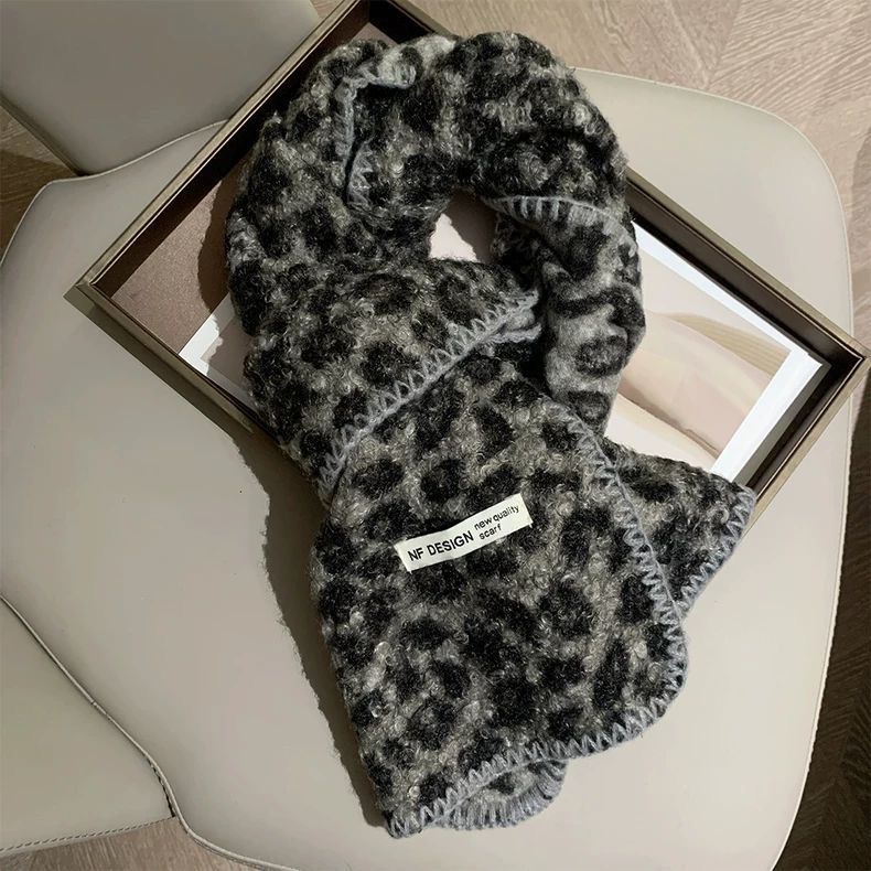 2025 Retro Hot Girl Leopard Print Scarf, thick and warm autumn and winter shawl, versatile and fashionable scarf clothing accessory Application Scenario
