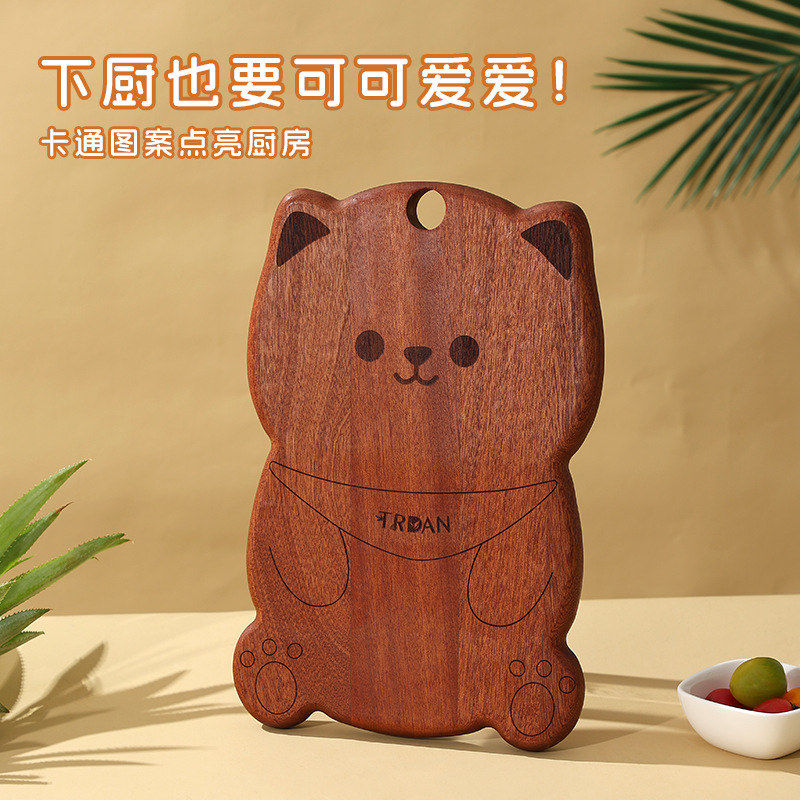 Cartoon whole wood cutting board, household kitchen fruit cutting, baby food mini special ebony cutting board, small cutting board, cutting board Application Scenario