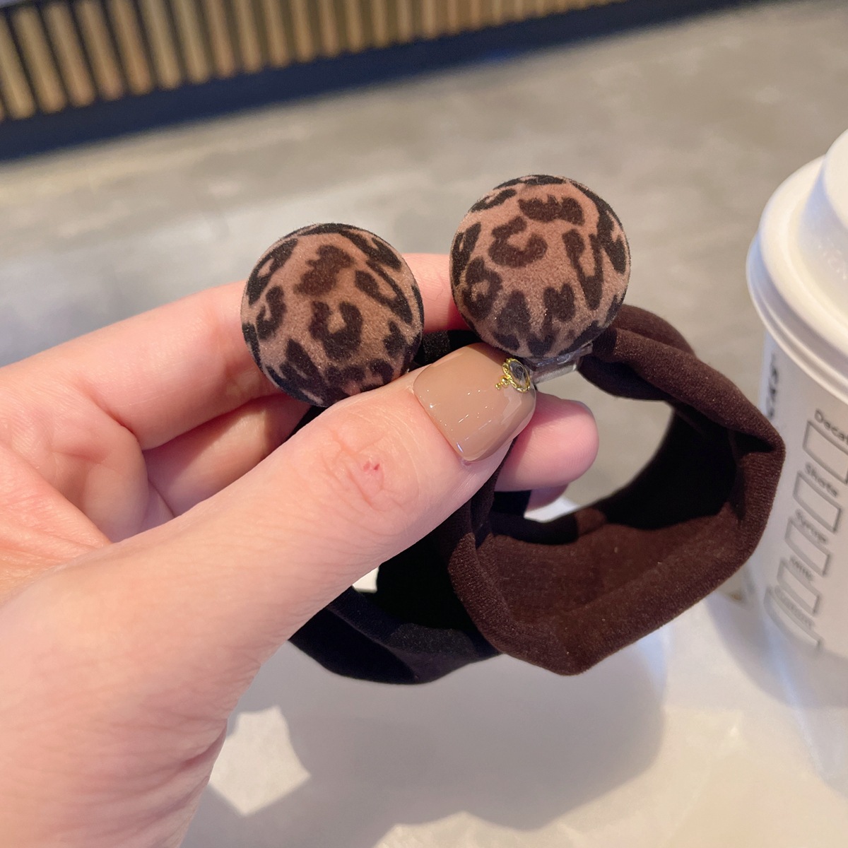 The new autumn and winter flocked leopard print ball towel band, hair band, versatile and elegant low ponytail hair tie, hair tie and hair accessory Specification image