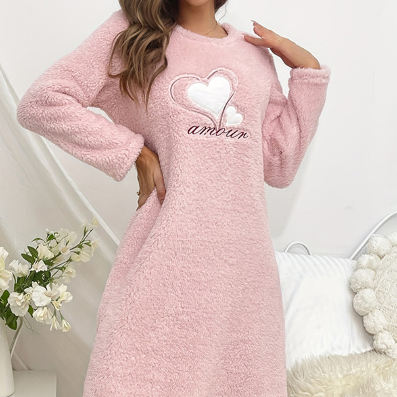 Pink heart-shaped flannel long-sleeved thickened nightgown for women, mid-length cute home wear, pullover, bathrobe, underwear and pajamas for autumn and winter Application Scenario