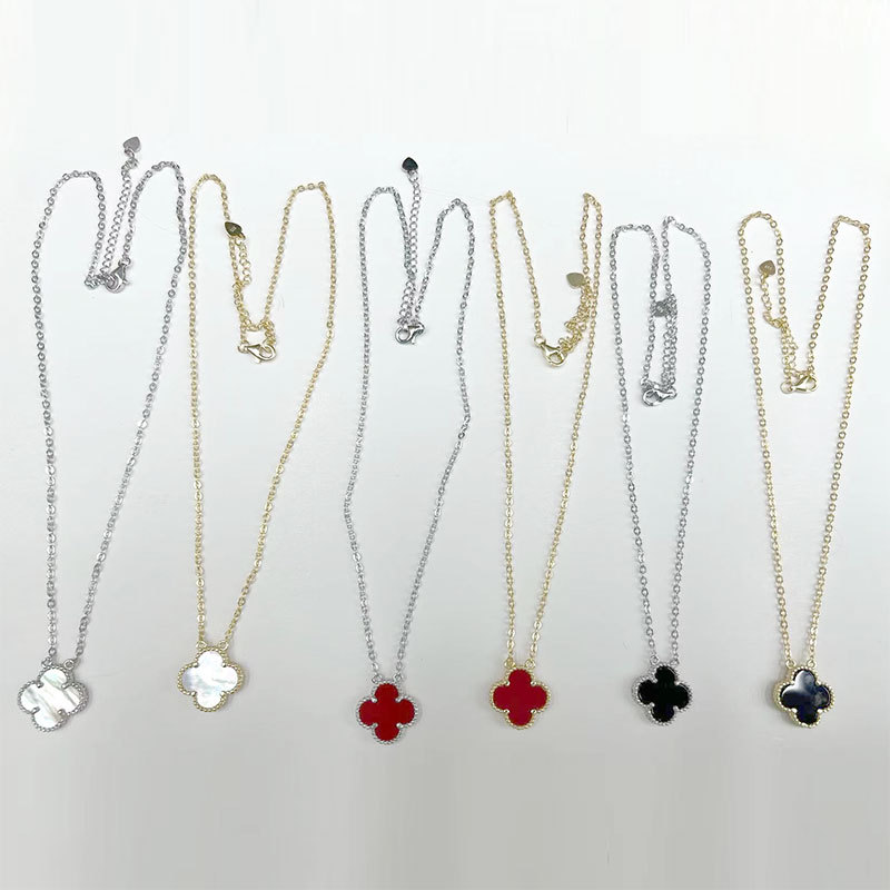 The lucky girl's four-leaf clover titanium steel 18K gold simple and light luxury collarbone necklace is a niche Internet celebrity