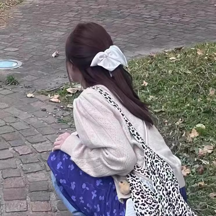 Zhao Lusi's new 2025 Korean-style windmill square scarf headband for women, featuring a stylish large checkered large intestine hair band and fat intestine hair accessory Application Scenario
