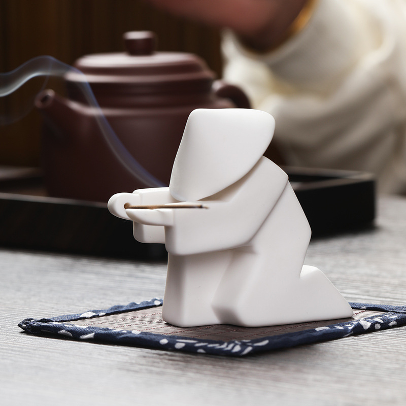 Creative new Chinese-style ceramic warrior and chivalrous tabletop ornaments, household incense sticks, incense holders, incense burners, incense holders, incense trays, handicrafts, gifts, incense burners Application Scenario