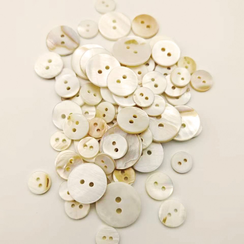 Fresh water mussel buttons, natural shell buttons, two-eye real shell buttons, sweater buttons Application Scenario