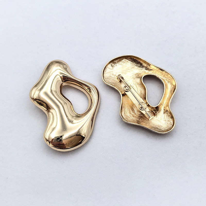 Alloy irregular five-star starfish brooch pins, clothing accessories, clothing ornaments Application Scenario