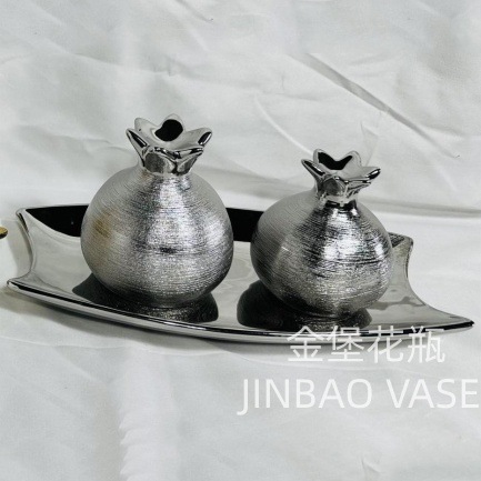 Pomegranate-shaped ceramic craft small decorative item, gold and silver combination set, living room wine cabinet, TV cabinet decoration, gold foil flower Application Scenario