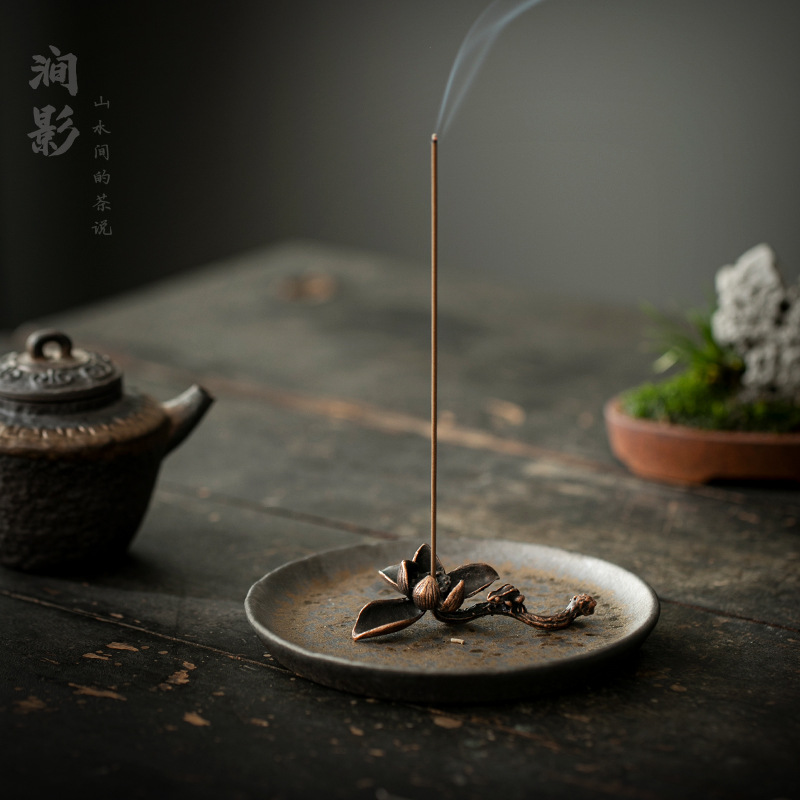 Retro gilded incense tray, incense holder base, Zen-style small incense burner, tea table decoration, agarwood and sandalwood incense burner, handicrafts, gifts, religious items, incense tray, incense plate, incense stand, incense holder Application Scenario