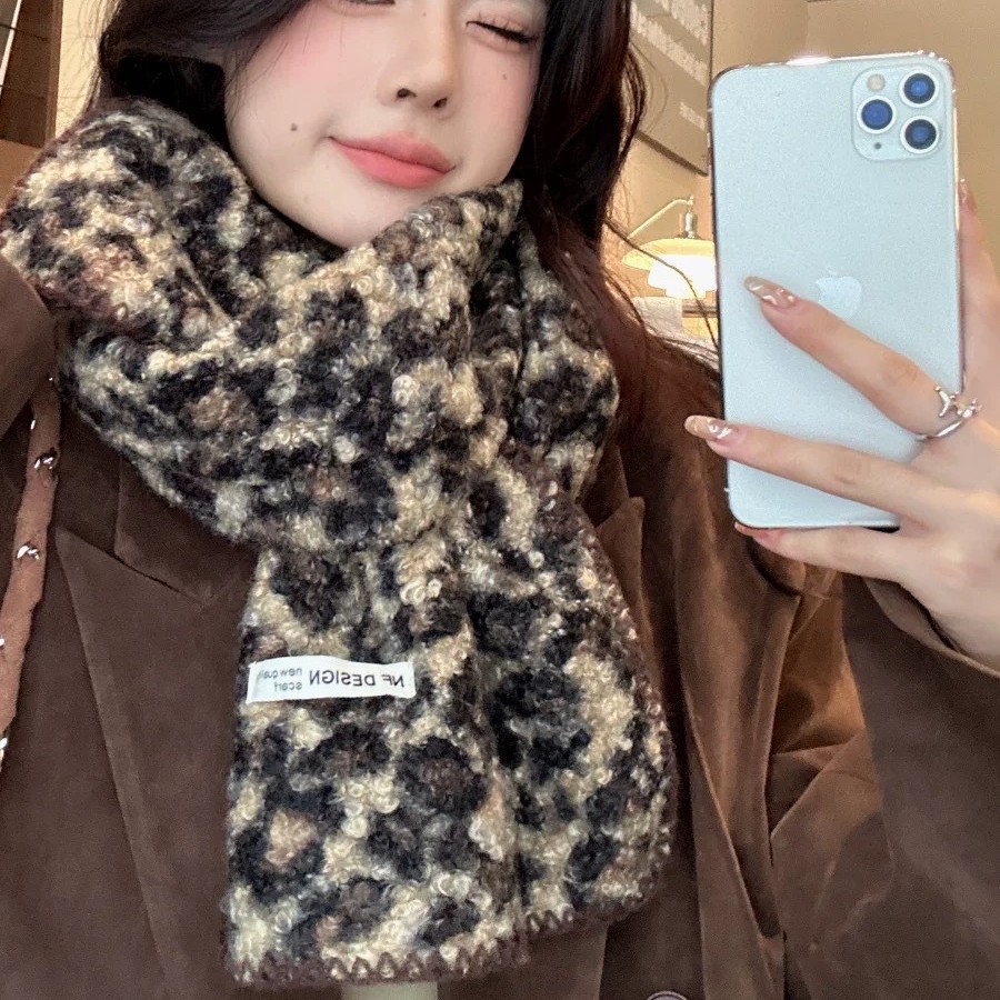 2025 Retro Hot Girl Leopard Print Scarf, thick and warm autumn and winter shawl, versatile and fashionable scarf clothing accessory details Picture