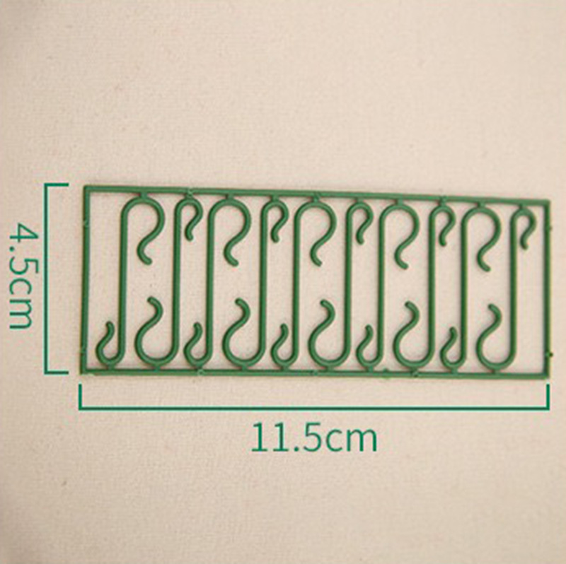 Christmas decorations, plastic S-shaped hooks, small hooks, tree hangers, accessories, venue decoration tools, organizing utensils, coat hooks, adhesive hooks, decorative items Application Scenario