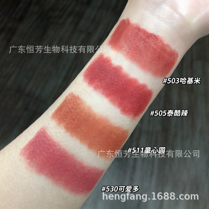 MANSLY's cute blue and white tube matte velvet lipstick makes the skin look fairer and more colored. The cream matte lip gloss is suitable for students and won't fade details Picture