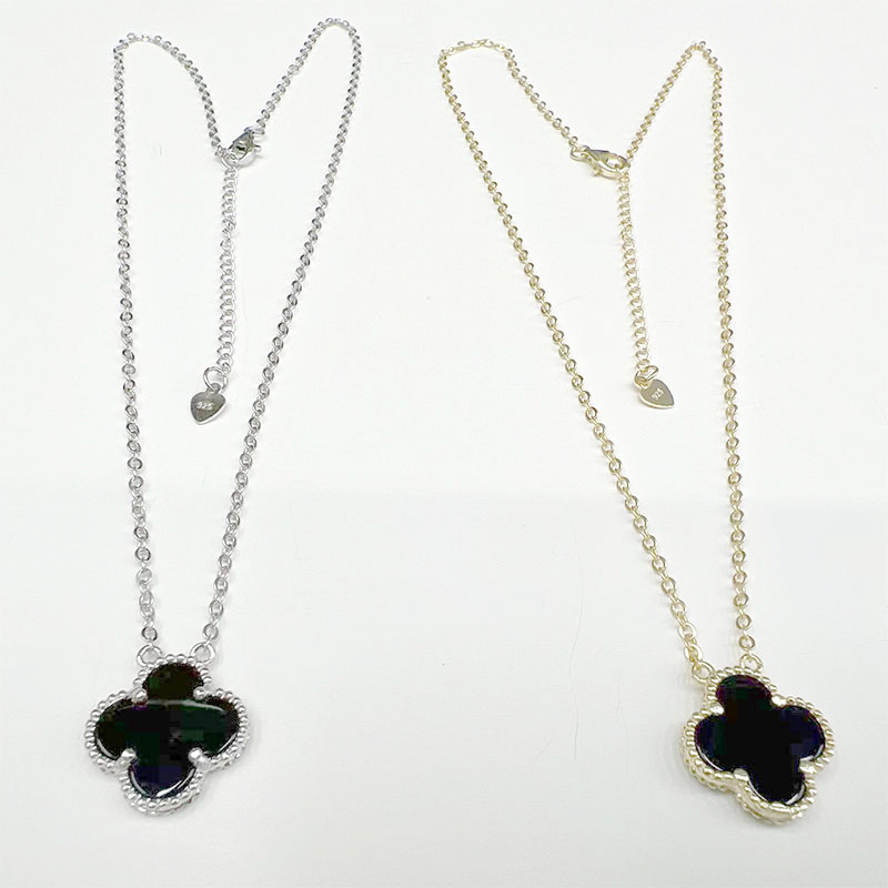 The lucky girl's four-leaf clover titanium steel 18K gold simple and light luxury collarbone necklace is a niche Internet celebrity Item Picture