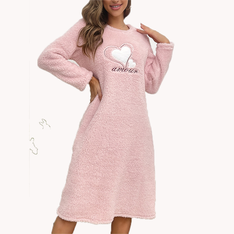 Pink heart-shaped flannel long-sleeved thickened nightgown for women, mid-length cute home wear, pullover, bathrobe, underwear and pajamas for autumn and winter Item Picture