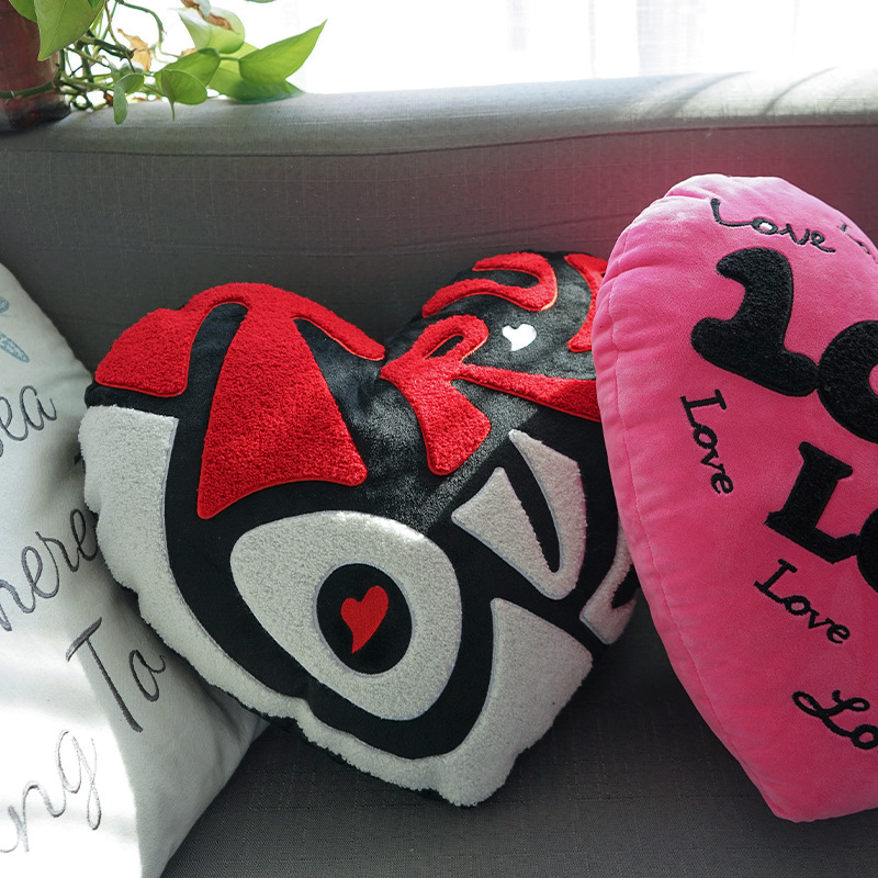 毛巾绣爱心抱枕字母图案个性定制超柔沙发靠枕公仔抱枕刺绣靠枕家居装饰