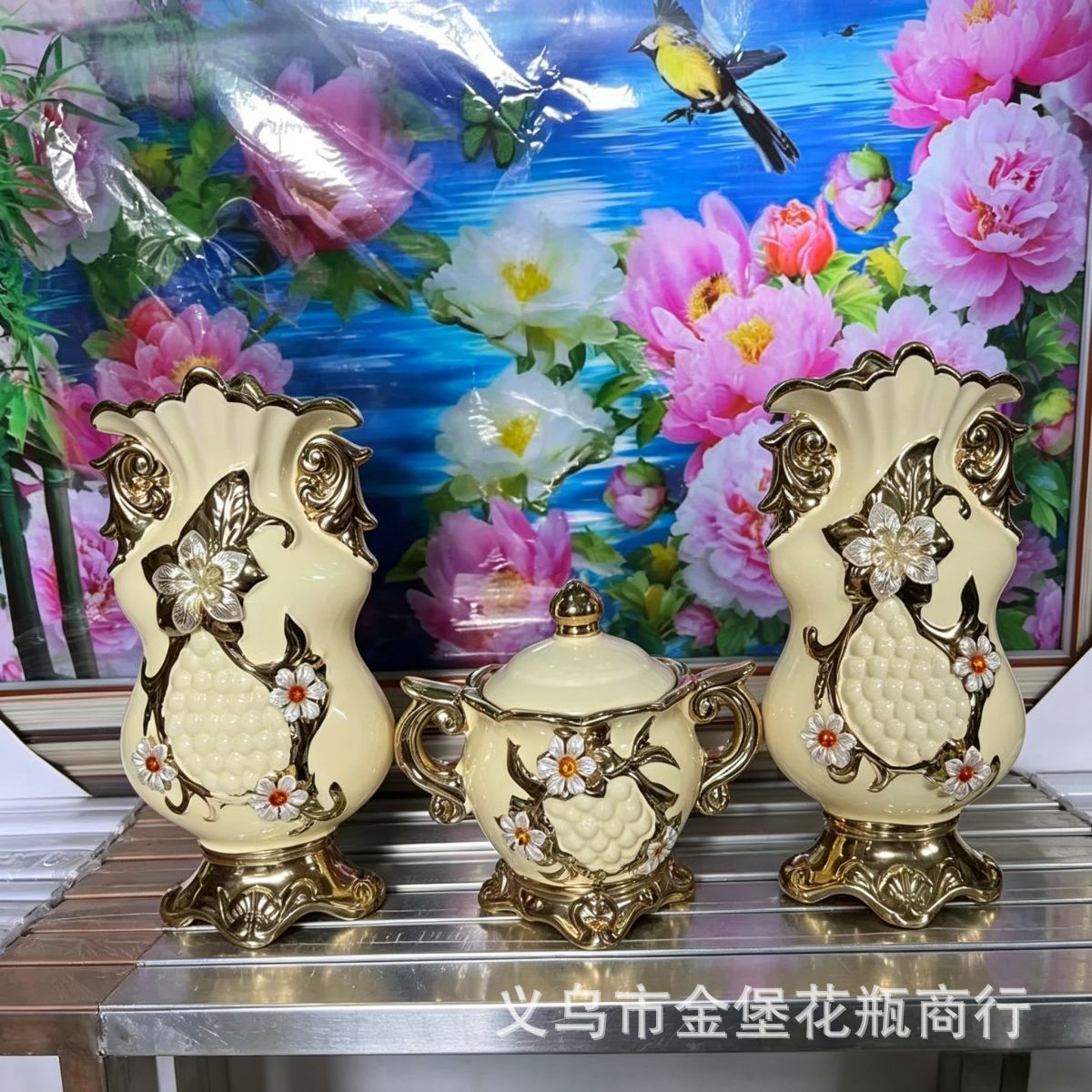 European-style light luxury ceramic vase set of three pieces, gilded three-dimensional relief flower storage jar, soft decoration for the living room entrance Application Scenario