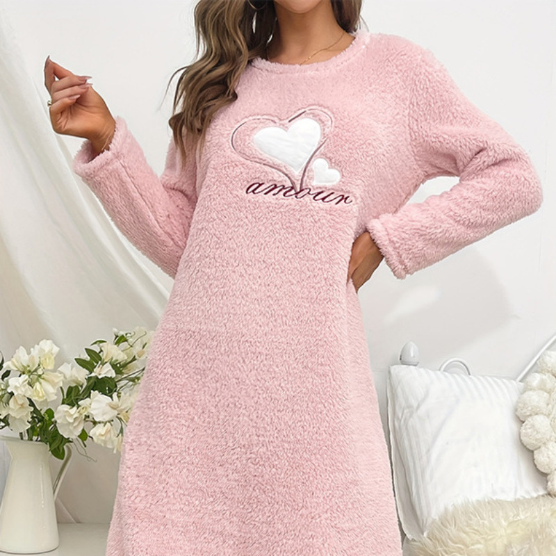 Pink heart-shaped flannel long-sleeved thickened nightgown for women, mid-length cute home wear, pullover, bathrobe, underwear and pajamas for autumn and winter