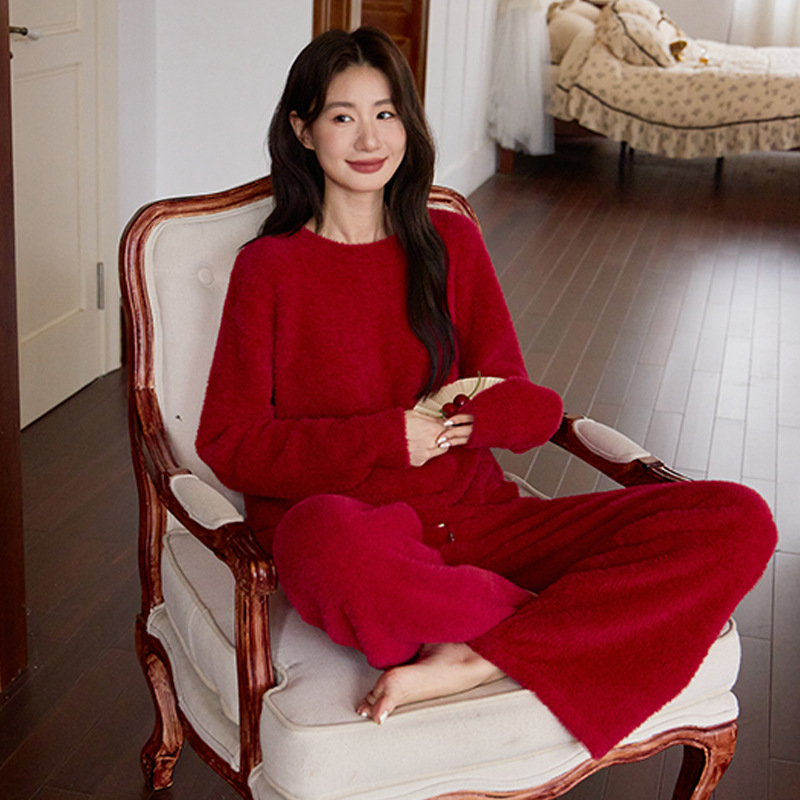 Autumn and winter faux mink fleece pajamas, women's long-sleeved shirts, long pants, pullovers, loose and warm home wear, two-piece sets, women's sweaters Application Scenario