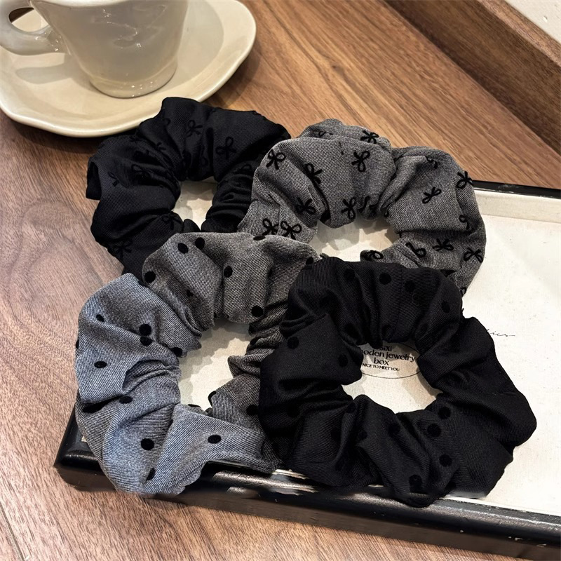 2024 Stylish, high-elasticity black large intestine hair band, durable hair tie, leather band, hair accessory, simple and versatile headwear Application Scenario