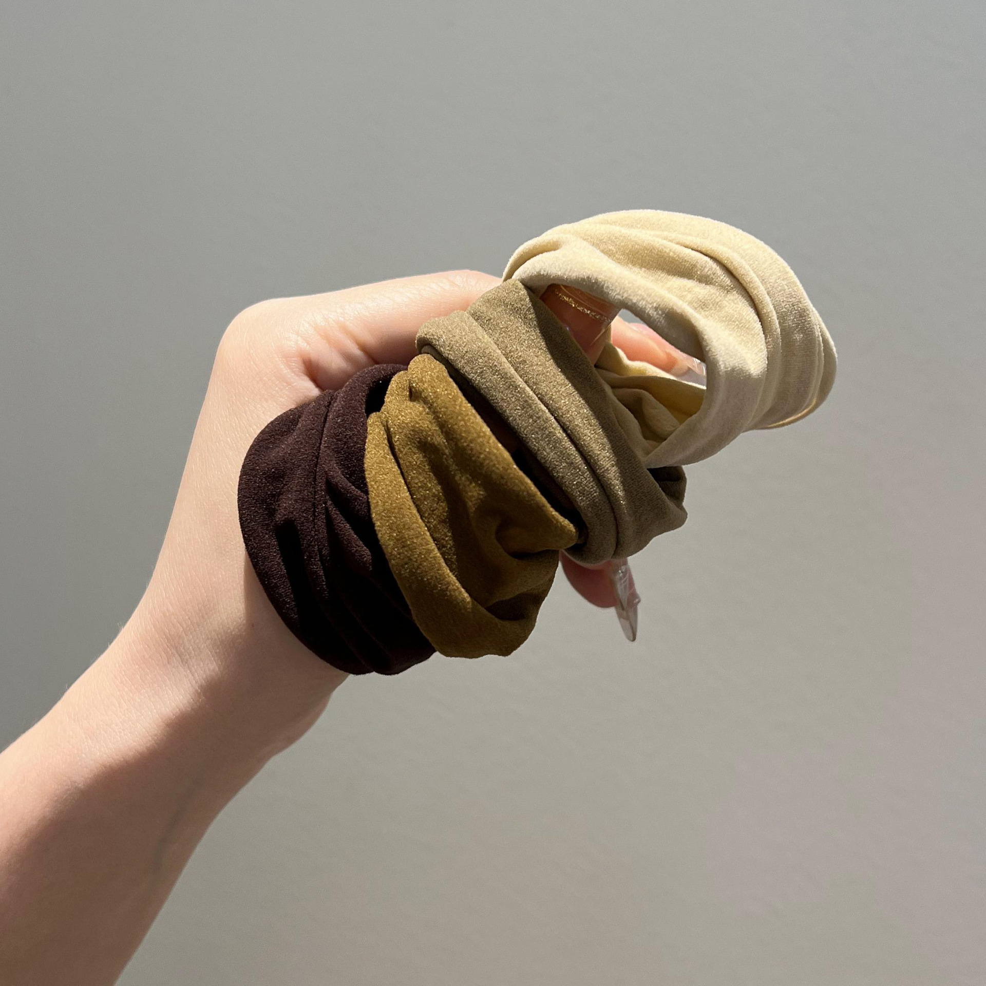 High-quality wide-edge seamless hair bands for women, summer high-elasticity hair ties, non-constricting ponytail hair ties Application Scenario