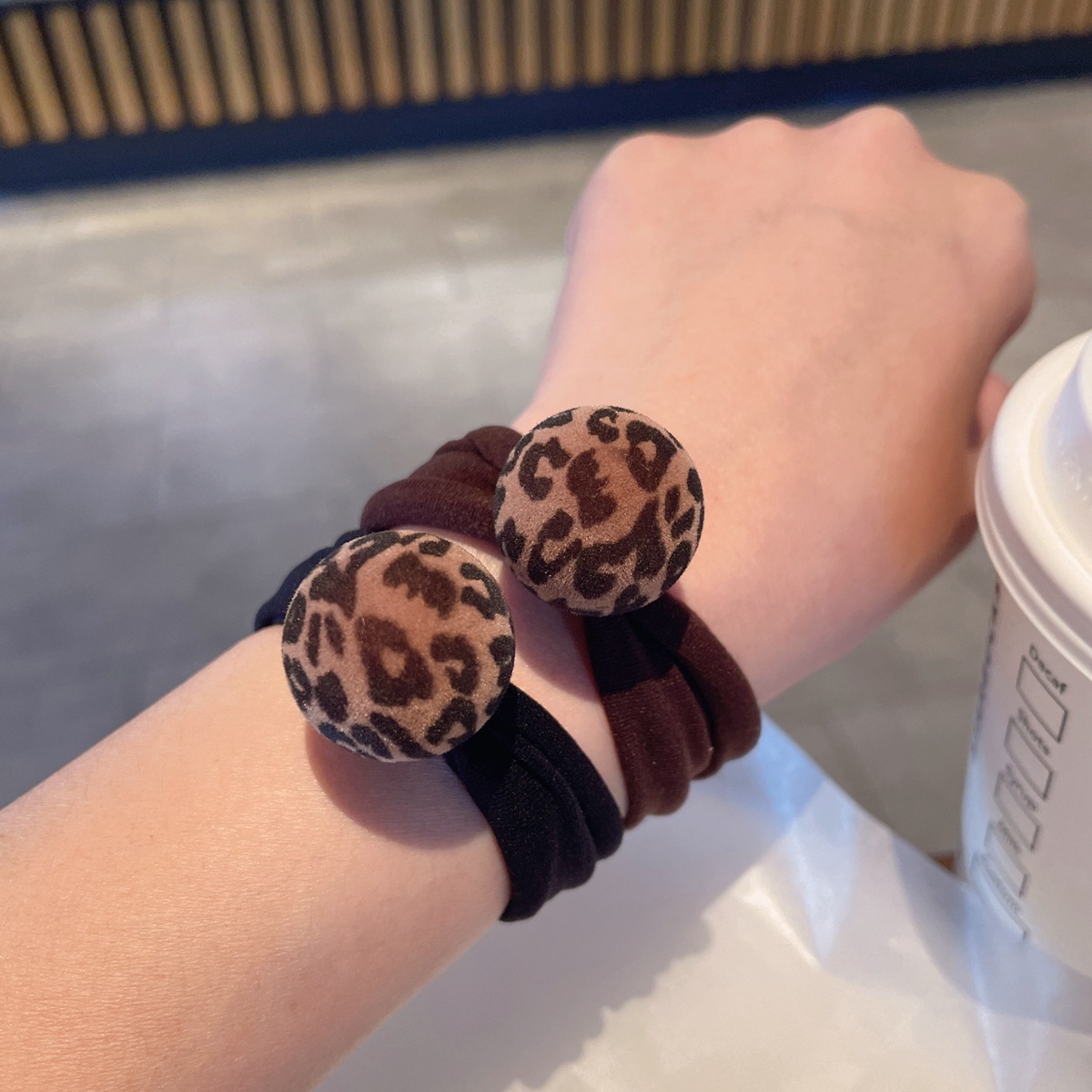 The new autumn and winter flocked leopard print ball towel band, hair band, versatile and elegant low ponytail hair tie, hair tie and hair accessory details Picture