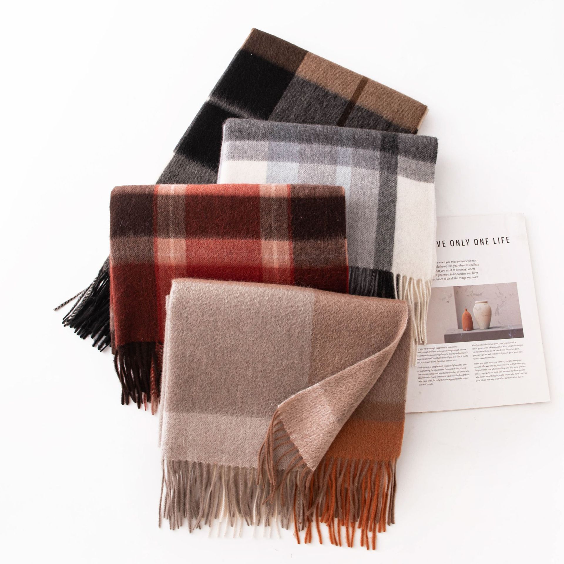 High-end cashmere scarf, retro checkered Korean style, versatile for women in autumn and winter, 2025 new winter warm scarf clothing accessory Specification image