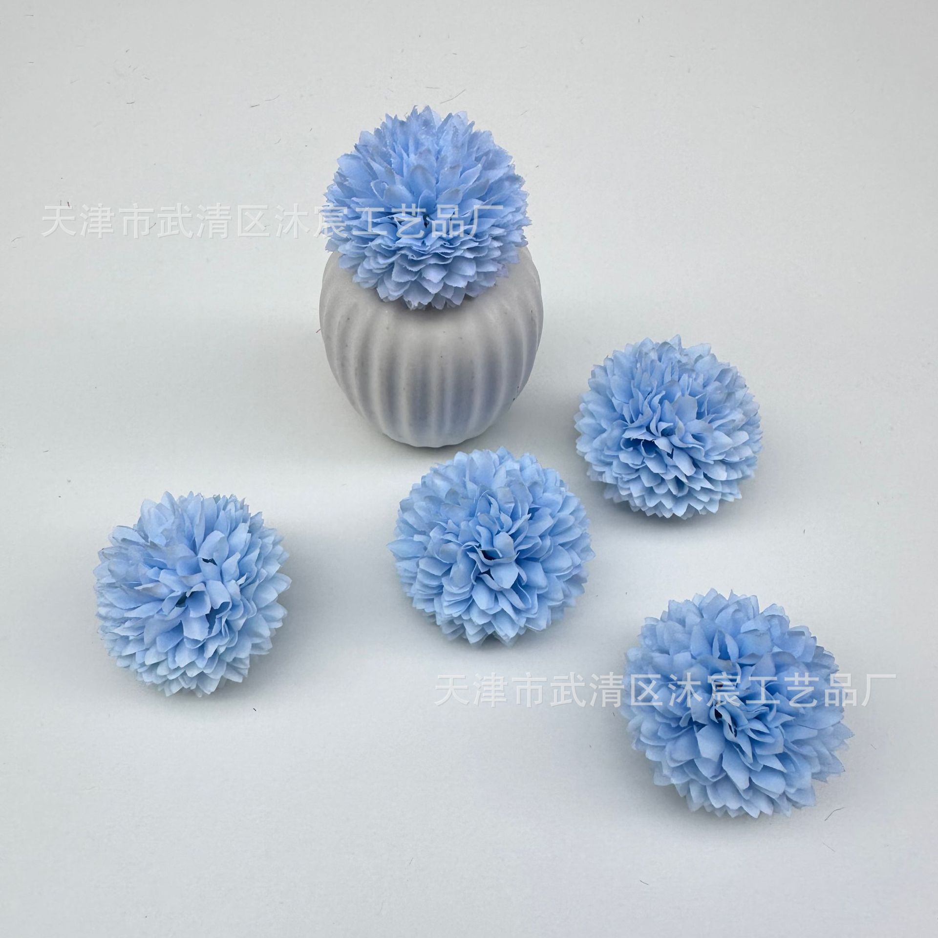 Wholesale of simulated table tennis chrysanthemum flowers, 4 cm small balls, multi-layered chrysanthemums, DIY clothing, corsages, headwear accessories, artificial flowers, office cultural atmosphere decoration, decorative ribbons and ribbons Application Scenario