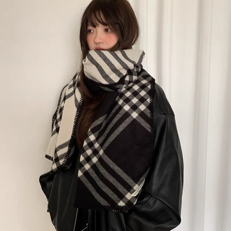 Wholesale of the same checkered Korean winter trend scarf, double-sided and two-color shawl as Jun Ji-hyun, fashionable and versatile details Picture
