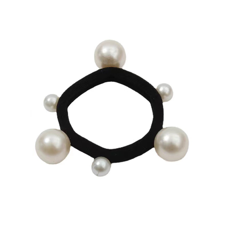 The new pearl hair band and towel band from Dongdaemun, South Korea, are simple and versatile. It also features a hair tie and a rubber band Item Picture