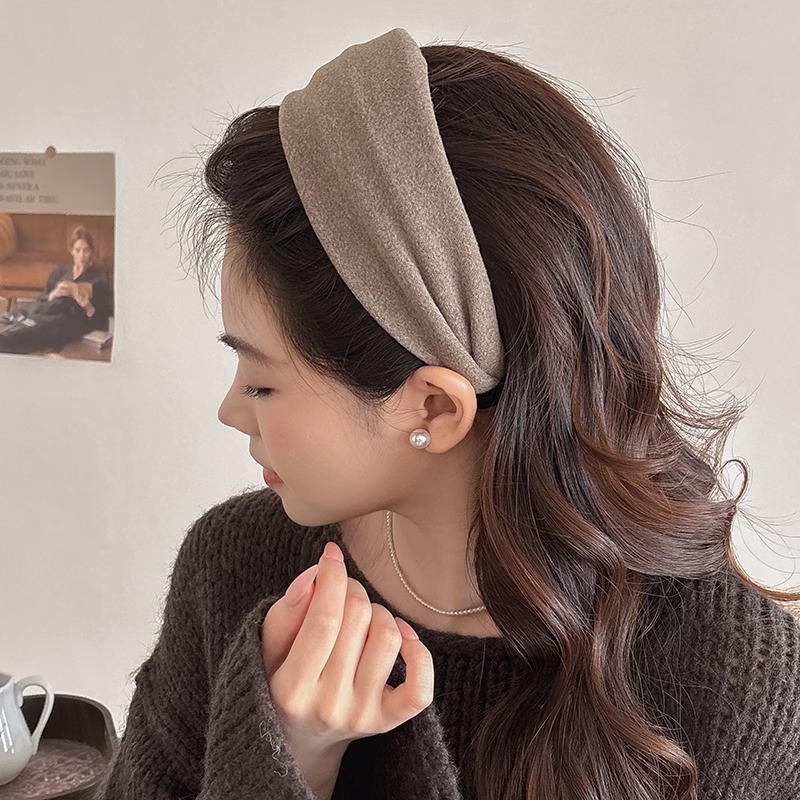 This autumn and winter style features a simple and trendy hairband with a retro and high-end feel. It has a wide edge, an outer ring, a space cotton face wash and head accessory, and a fashionable hair band Specification image