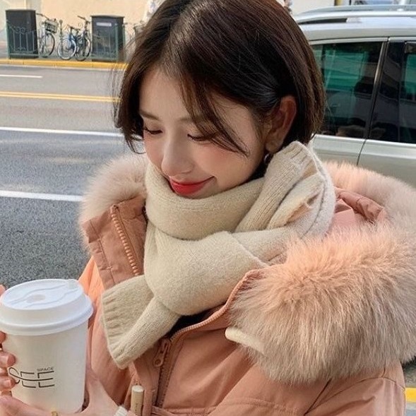 Korean-style versatile knitted scarf for women's winter, solid color, soft, warm, laid-back and simple small scarf clothing accessory details Picture