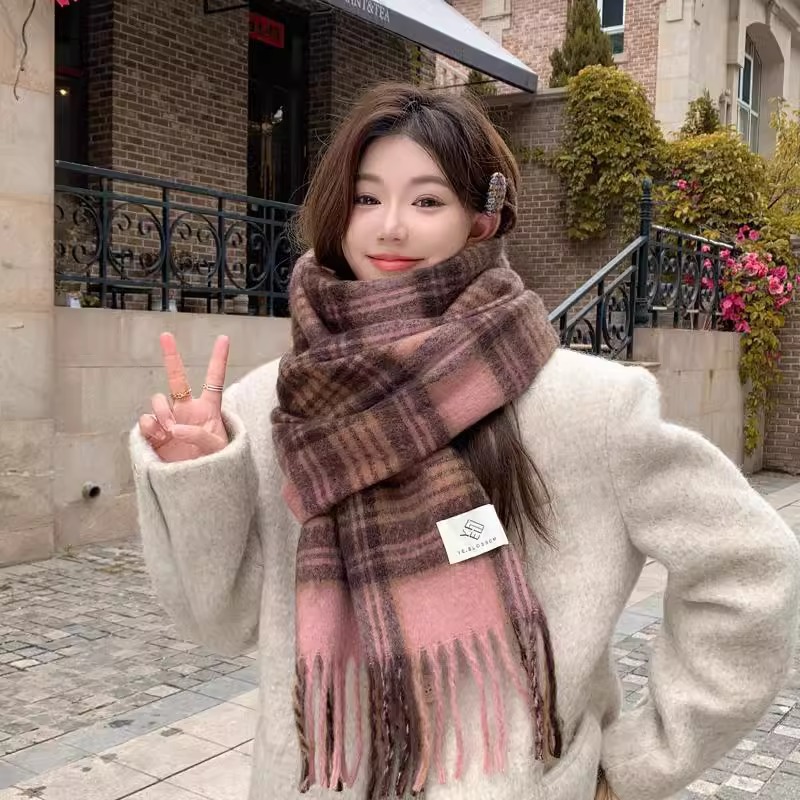A Korean-style atmosphere, thickened plush, warm, mint green women's shawl for autumn and winter, a 2025 new style clothing and accessory scarf for girls details Picture